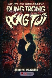 Đứng Trong Bóng Tối